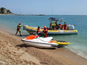 volontari in servizio in mare